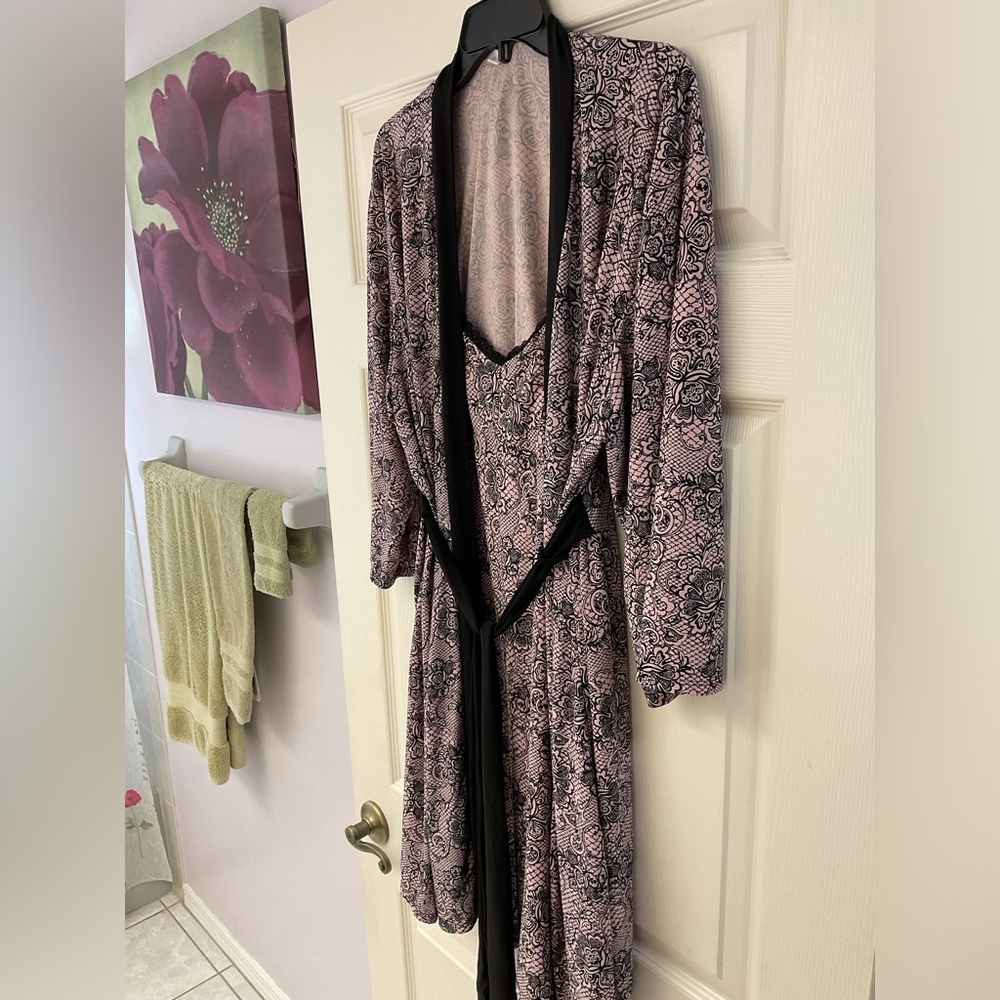 Marilyn Monroe Pink and Black Robe